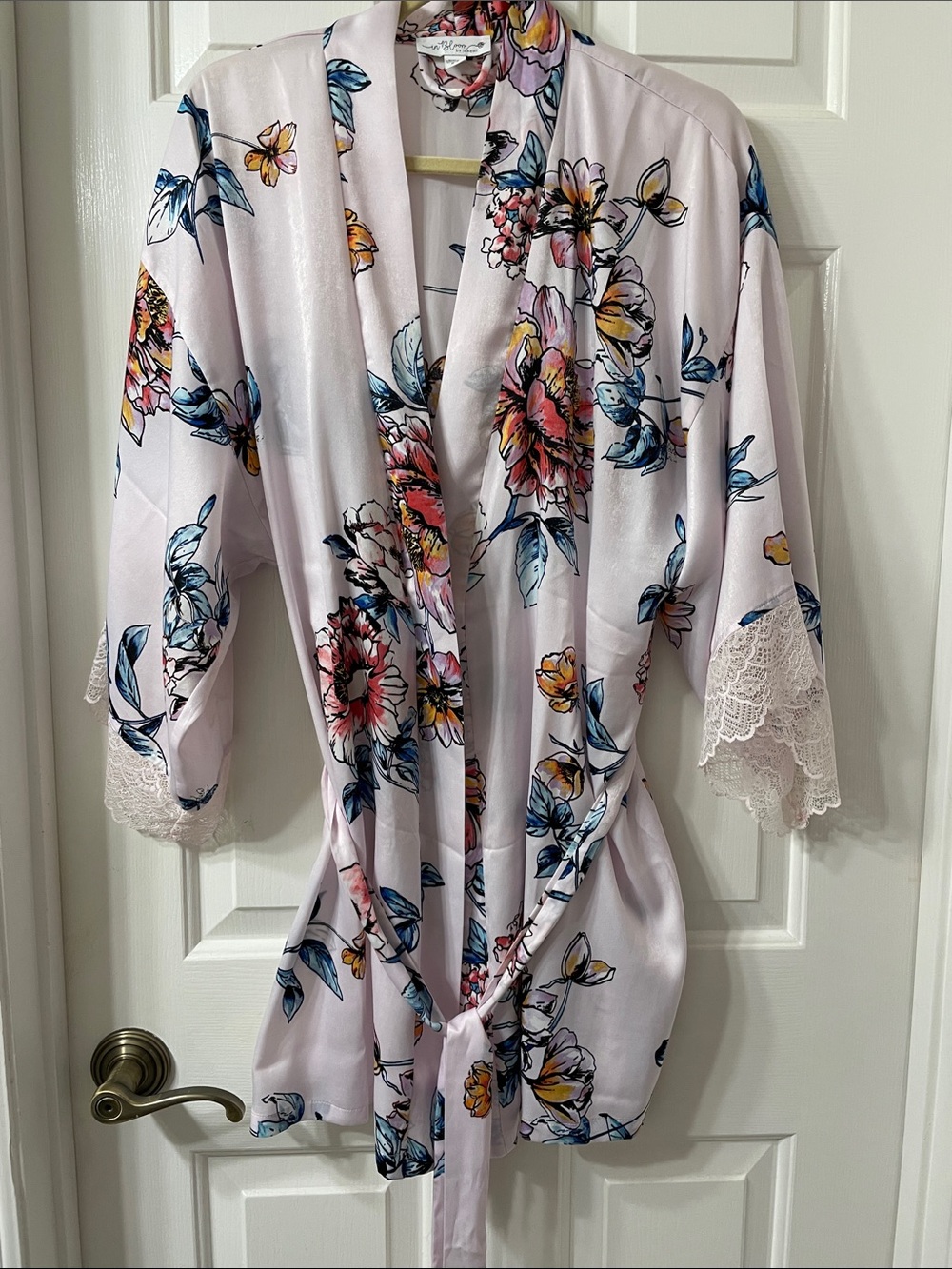 Floral Satin Lace-Trim Robe in Pale Pink